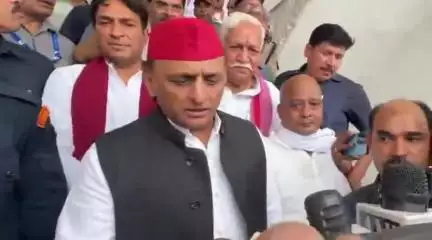 फर्रुखाबाद: बीबीगंज स्थित गेस्ट हाउस में आयोजित त्रयोदशी कार्यक्रम में पहुंचे पूर्व मुख्यमंत्री अखिलेश यादव, मीडिया से की बात