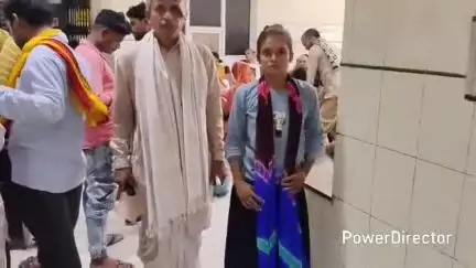 कर्वी: भरतकूप के मऊ ब गांव में घर के सामने पड़े कचरे को लेकर विवाद में दबंगों ने पिता-पुत्री के साथ की मारपीट, मामला दर्ज