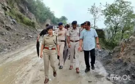 सरकाघाट: एडीएम और एसपी ने पाड़छु पुल का निरीक्षण किया, राहत कार्यों में तेजी लाने के दिए निर्देश