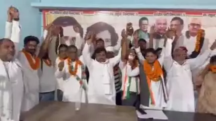 बुलंदशहर: बाईपास तिराहा स्थित जिला कांग्रेस कार्यालय पर राष्ट्रीय लोकदल छोड़कर नेताओं ने थामा कांग्रेस पार्टी का हाथ
