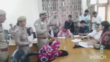 हापुड़: सिंचाई विभाग के गेस्ट हाउस में महिला आयोग की सदस्य ने महिला उत्पीड़न की समस्याओं को सुना