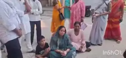 अकबरपुर: भाजपा महिला जिलाध्यक्ष रिंकल सिंह ने मासूम बच्चे के साथ सड़क पर बैठकर कहा- पार्टी से नहीं, अन्याय से लड़ रही हूं