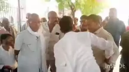 जलालपुर: ग्राम प्रधान व ग्रामीण कोतवाली परिसर में आपस में भिड़े, जमकर हुआ हंगामा, वीडियो सोशल मीडिया पर वायरल