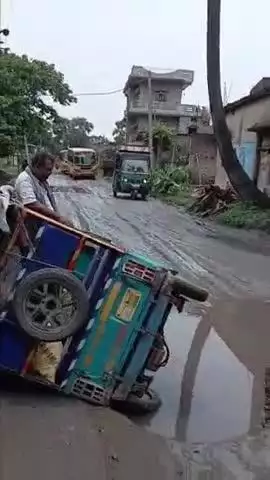 महेशपुर: महेशपुर में जर्जर सड़क पर पलटा टोटो, चालक घायल
