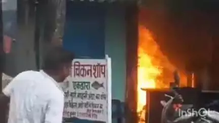 सोनो: एकडारा चौक स्थित एक चिकन दुकान में गैस रिसाव से लगी आग, नुकसान दो लाख से अधिक