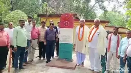 लालगंज: आपातकाल दिवस के 50 वर्ष पूर्ण होने पर व्लाक परिसर हलिया में शहीद के परिजनों को अंग वस्त्र देकर वीडीओ ने किया सम्मानित