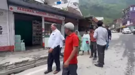 चमोली: पीपलकोटी में नालियों में जमा पानी से दुर्गंध से यात्रियों और आमजन को परेशानी, प्रशासन ने किया निरीक्षण