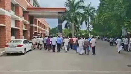 சேலம்: ஆட்சியரகம் எங்கள் சமூகத்திற்கு கல் உடைக்க அனுமதி கொடுங்க மக்கள் வலியுறுத்தல்#localissue