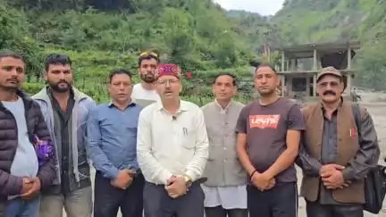 कुल्लू: बादल फटने के बाद घर से सामान निकाल रहे चार लोग बहे, विधायक सुरेंद्र शौरी ने लिया घटना स्थल का जायज़ा