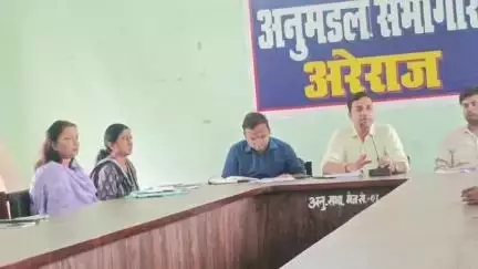 अरेराज: गंडक नदी में संभावित बाढ़ को लेकर अरेराज के एसडीएम ने अनुमंडल कार्यालय में की समीक्षा बैठक