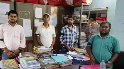 अस्थावां: अस्थावां आंचल और प्रखंड कार्यालय के लिपिकों ने मांगों के लिए काला बिल्ला लगाकर किया विरोध