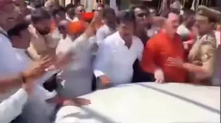 प्रदेश के सबसे सम्मानित सबसे बुजुर्ग ब्राह्मण नेता आदरणीय माता प्रसाद पांडे जी विधान सभा के स्पीकर रहे ,पूर्व कैबिनेट मंत्री ,नेता विरोधी दल पर गोरखपुर में अराजक तत्वों द्वारा हमला निंदनीय और शर्मनाक है ,कानून व्यवस्था ध्वस्त है..🙏