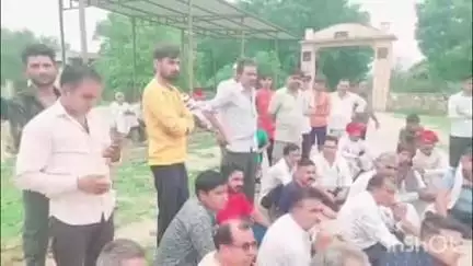 सिरोही: बरलूट के ग्रामीणों ने श्मशान घाट के बाहर बजरी से भरे डम्परों को रोका, सड़क टूटने पर ग्रामीणों में आक्रोश
