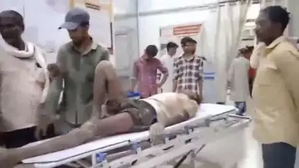 मऊ: गाजीपुर तिराहा उद्योग एरिया में न्यू की खुदाई के दौरान मिट्टी खिसकने से मजदूर दबकर घायल, जिला अस्पताल में भर्ती