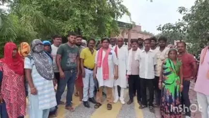 कासगंज: नगर पालिका कासगंज में तैनात सफाई कर्मियों को 4 माह से नही मिला वेतन, सफाई कर्मियों ने DM को दिया ज्ञापन#jansamasya