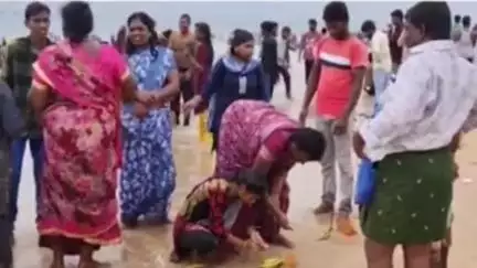 కొవ్వూరు: విడవలూరు మండలంలోని సముద్ర తీరంలో భక్తుల కిటకిట