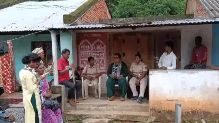 ରାୟଗଡା: ଵରେଇ ଗ୍ରାମରେ ଦନ୍ତାହାତୀ ଧାନ ତଳି ନଷ୍ଟ  କରିବା ପରେ ବନ ବିଭାଗ ର ସଚେତନତା କାର୍ଯକ୍ରମ