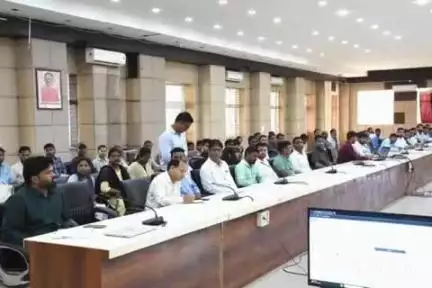 बलरामपुर: कलेक्ट्रेट सभाकक्ष में अधिकारियों और कर्मचारियों को ई-ऑफिस क्रियान्वयन से संबंधित दिया गया प्रशिक्षण