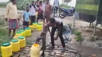सफीपुर: सफीपुर क्षेत्र के परियार गांव में पानी के लिए तरस रहे ग्रामीण, कई किलोमीटर से डिब्बों में भरकर लाना पड़ रहा पानी