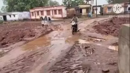 खुरई: गढ़ोला जागीर गांव में सीएम राइज स्कूल के रास्ते पर कीचड़ से परेशान बच्चे, ग्रामीणों ने SDM को सौंपा ज्ञापन