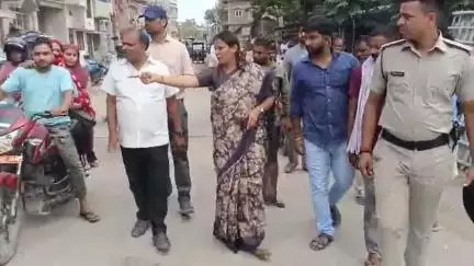बेतिया: हल्की बरसात में जल जमाव होने पर महापौर दल-बल के साथ छावनी-राज ड्योढ़ी रोड पर पहुंचीं
