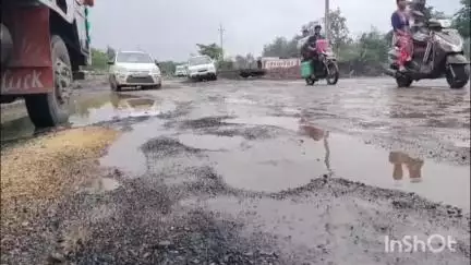 बुदनी: बुधनी संदलपुर मार्ग पर ठेकेदार की मनमानी, सर्विस रोड नहीं होने से हो रहे हादसे,राहगीर है परेशान
#Jansamasya