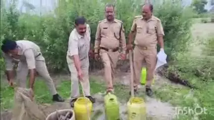 पटियाली: नगला हीरा गांव में आबकारी विभाग ने कच्ची शराब पर की छापेमारी, 34 लीटर कच्ची शराब बरामद