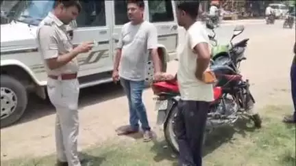 मधुबनी: परिवहन विभाग की टीम ने थाना चौक के पास 25 वाहनों का ₹40,000 का ई-चालान काटा