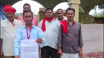 महाराजगंज: ग्राम प्रहरियों ने वेतन वृद्धि, वर्दी और सरकारी दर्जे की मांग को लेकर DM के माध्यम से PM को भेजा ज्ञापन
