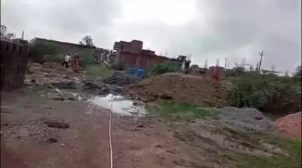 महोबा: सुभाष नगर वार्ड नंबर चार में अधूरी सड़क बनी परेशानी की वजह, बारिश में गली बनी तालाब, लोग परेशान #jansamasya