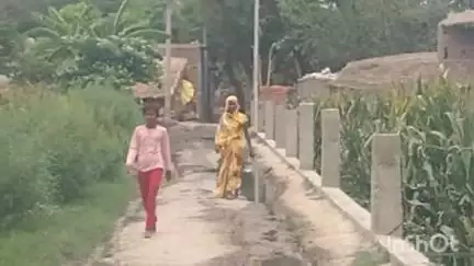 अमृतपुर: गूजरपुर गहलबार## में ग्रामीणों के निकलने वाले रास्ते पर भर पानी स्कूली बच्चों को निकालने में हो रही परेशानी #jansamasya