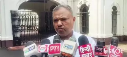 बलिया: कलेक्ट्रेट में जन अधिकार पार्टी के नेता फाजिल अहमद ने सरकार पर आरक्षण समाप्त करने का आरोप लगाया