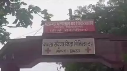 सासनी: गांव जिरोली में घर पर झाड़ू लगाते समय एक युवती को सांप ने काटा, हालत बिगड़ने पर परिजन युवती को जिला अस्पताल लेकर आए