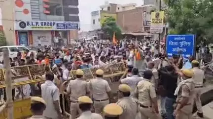 हनुमानगढ़: निर्दलीय विधायक के खिलाफ विभिन्न संगठनों के प्रतिनिधियों ने सड़कों पर किया प्रदर्शन, कलक्ट्रेट के सामने आक्रोश सभा