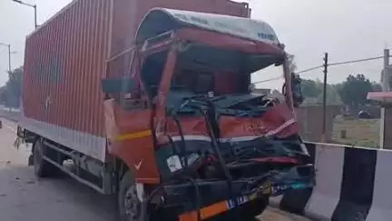 सिकंदरा: रसधान ओवरब्रिज पर तेज रफ्तार डीसीएम और ट्रक की हुई टक्कर, डीसीएम चालक गंभीर रूप से हुआ घायल