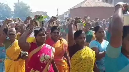 காளையார்கோவில்: சசிவர்ண முத்துவடுகநாத தேவரின் 253வது குருபூஜை விழா தேரடி திடல் பகுதியில் ஏராளமான பெண்கள் பால்குடம் எடுத்து மரியாதை