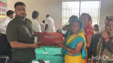 संडीला: अतरौली के मदारपुर कुकुरा गांव में जीविका हॉस्पिटल एंड रिसर्च सेंटर में आशा बहुओं को गिफ्ट देकर किया गया सम्मानित
