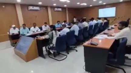 शेखपुरा: शेखपुरा के मंथन सभागार में निर्वाचन विभाग की विशेष गहन पुनरीक्षण को लेकर समीक्षा बैठक