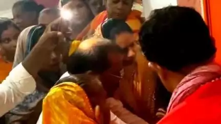 शिकोहाबाद: मक्खनपुर में माता कामाख्या देवी के कपाट खुले, टूंडला विधायक पत्नी संग पहुंचे, श्रद्धालुओं में दिखा आस्था का अद्भुत संगम
