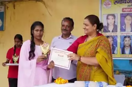 चास: बोकारो सेक्टर-9 स्थित रणविजय स्मारक उच्च विद्यालय में बोकारो विधायक ने मेधावी छात्रों को किया सम्मानित