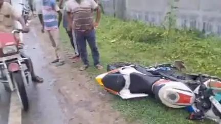 বালুরঘাট: দুটি মোটরসাইকেলের সংঘর্ষে আহত হলেন ৫-৬ জন আরোহী, চাঞ্চল্য বালুরঘাটের গলাকাটা মোড়ে