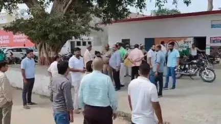 तिलहर: कटरा खुदागंज ब्लॉक में ग्राम विकास अधिकारी और ग्राम प्रधान पति के बीच हुआ विवाद, दोनों पक्षों ने की शिकायत