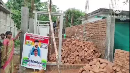 కూసుమంచి: రాయిగూడెం గ్రామంలో ఇందిరమ్మ లబ్ధిదారులు సీఎం రేవంత్ రెడ్డి మంత్రి పొంగులేటి చిత్రపటానికి పాలాభిషేకం