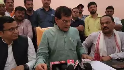 भदोही: भदोही में एक घंटे में 15 शिकायतें सुन ऊर्जा मंत्री एके शर्मा बोले, बिजली विभाग का निजीकरण ही समाधान है