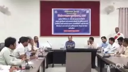 कहरा: विकास भवन में जिला निर्वाचन पदाधिकारी ने राजनीतिक दलों के साथ की बैठक, दिए निर्देश