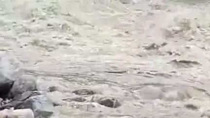कपकोट: पिंडार नदी में बढ़े जलस्तर के कारण सोराग क्षेत्र के ग्रामीणों ने बनाया अस्थाई पुल, बही दो गाड़ियां गांव में फसी हैं