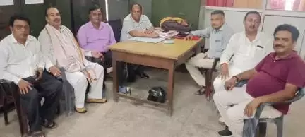 गोरखपुर: रा.कर्म.संयुक्त परिषद की बैठक में अध्यक्ष ने कहा- मुख्यमंत्री के ड्रीम प्रोजेक्ट कैशलेश इलाज का अस्पताल लगा रहे पलीता