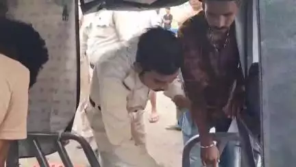 মেদিনীপুর: বেপরোয়া গতির দামি বাইক প্রচন্ড গতিতে গিয়ে ধাক্কা মারলো টোটো তে, টোটো ভেঙ্গে ঢুকে গেল ভেতরে, দুর্ঘটনা আবাসে