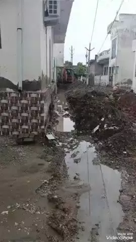 मालपुरा: शहर के दूदू रोड शिव कॉलोनी में पालिका प्रशासन ने आम रास्ते से अतिक्रमण हटाया