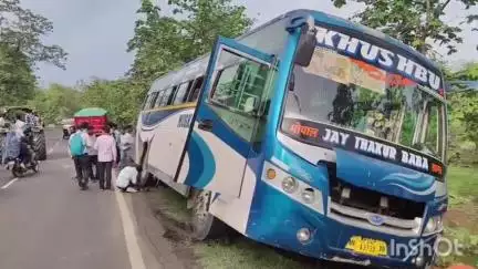 रायसेन: ट्रैक्टर से बचने के लिए सड़क से उतरी बस, बड़ा हादसा टला